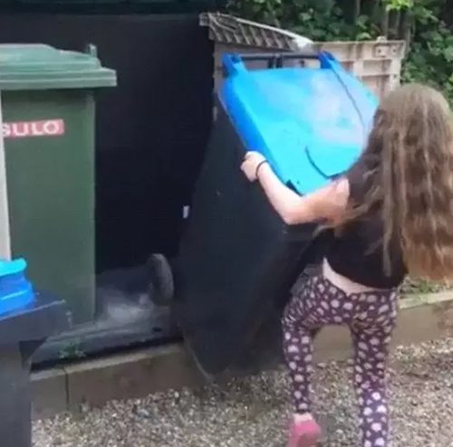    打臉！英國清潔工稱垃圾桶難放 8歲女孩當(dāng)場(chǎng)示范