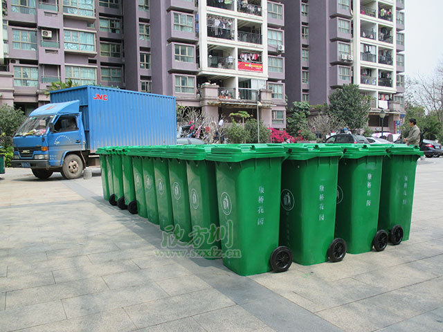 欣方圳垃圾桶廠(chǎng)家 為桂林市民發(fā)放塑料垃圾桶