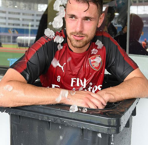 感受中國(guó)溫度！阿森納眾將集體鉆進(jìn)垃圾桶