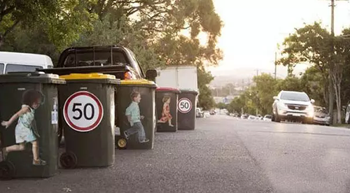 垃圾桶上貼安全標(biāo)識，提醒司機(jī)‘不要超速’
