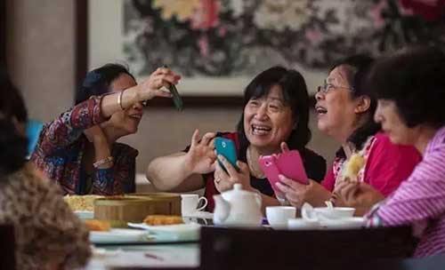 書報(bào)亭、早餐車，甚至垃圾桶都有二維碼“身份證”了。