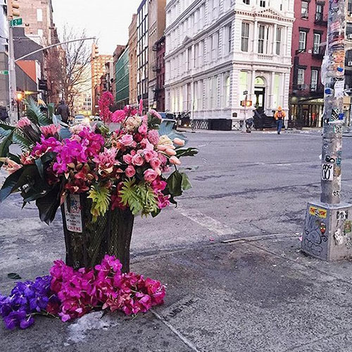 用鮮花，他把紐約的垃圾桶都變成了花瓶