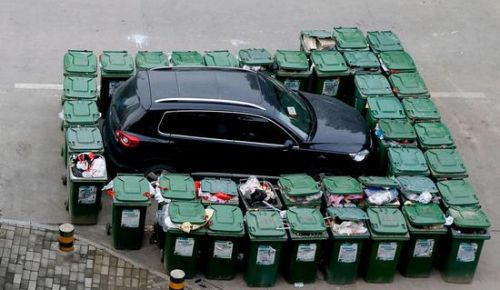 汽車被垃圾桶包圍是被惡搞還是得罪人了？