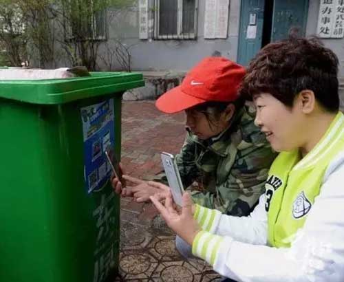 書報(bào)亭、早餐車，甚至垃圾桶都有二維碼“身份證”了。