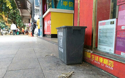 垃圾桶當(dāng)足球踢？！城區(qū)大半年累計(jì)丟近千個垃圾桶